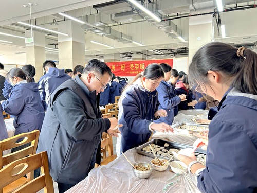 鄭州市第五高級中學黨委書記陳峻與學生一起包餃子