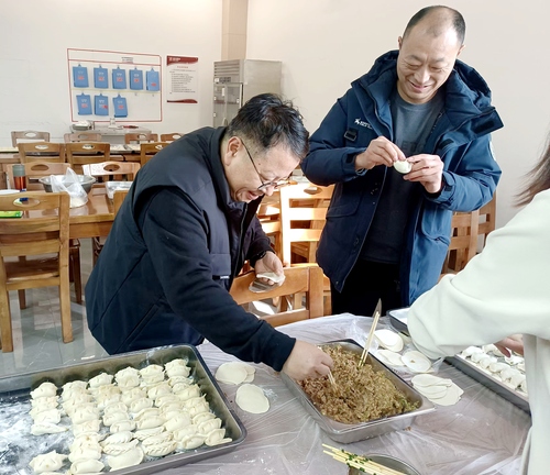 黨委書記陳峻與龐獻章老師包餃子